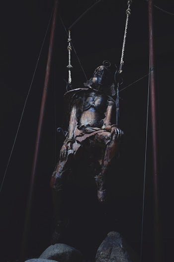 Armored Guy Hang Statue
