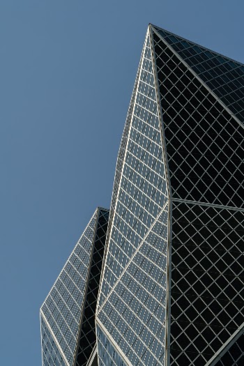 Around the Tuntex 85 Sky Tower are quite a few interesting buildings. This one is of a series of photos I took. I continued to walk around this building for a hour. It’s perspective, the blue sky and the sun created wonderful views!