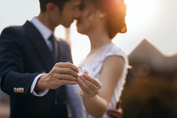 Asian couple put the wedding ring forward