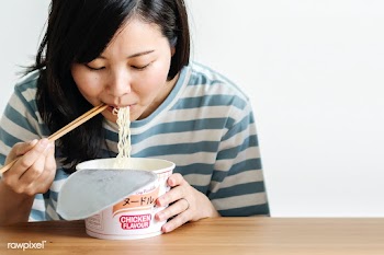 Asian woman eating instant noodles during coronavirus quarantine | Free  photo - 2306859