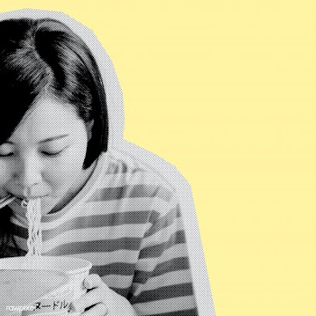 Asian woman eating instant noodles during coronavirus quarantine | Free  photo - 2307090