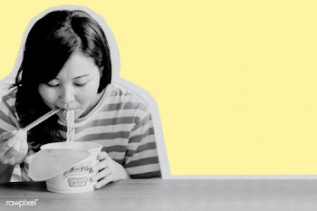 Asian woman eating instant noodles during coronavirus quarantine | Free  photo - 2307111