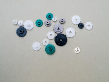 Assorted-color Plastic Gear Lot