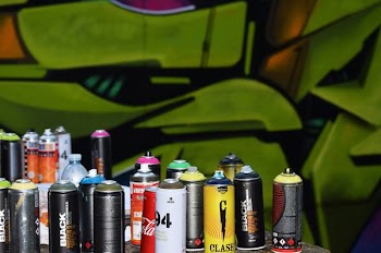 assorted-color spray paint bottle lot