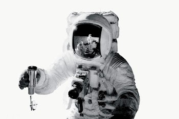 Astronaut in a spacesuit sticker overlay | Free  transparent png - 2339475
