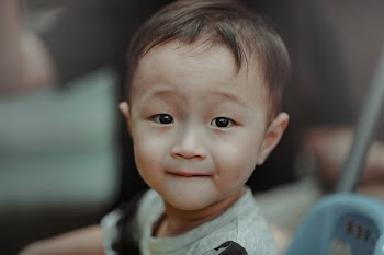 Baby in Gray and Black Crew-neck T-shirt Shallow Focus Photography