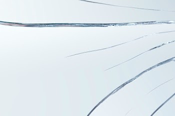 Background of realistic cracked glass effect | Free stock photo | High Resolution image