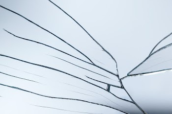 Background of realistic cracked glass effect | Free stock photo | High Resolution image
