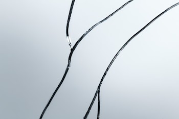 Background of realistic cracked mirror | Free stock photo | High Resolution image