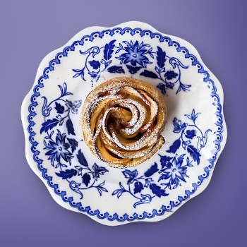Baked apple rose on a plate, | Free PSD - rawpixel