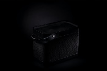 Bang & Olufsen Beolit 15 – Eigenwillig aber sexy! Der Mix aus Form und Material macht süchtig nach mehr. Von dieser Begierde erzählt die Product Photography. Bang & Olufsen taucht in die Dunkelheit ab.