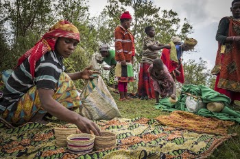 Batwa Pygmies, Mgahinga Gorilla National | Free Photo - rawpixel