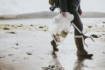 Beach cleanup volunteer carrying garbage | Free Photo - rawpixel