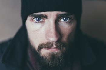 Bearded man en face
