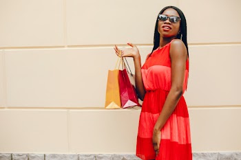 Beautiful black girl with shopping bags in a city Free Photo