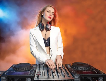 Beautiful blonde dj girl on decks - the party, Free Photo