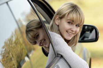 Beautiful blonde lady looking back Free Photo