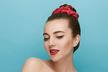 Beautiful woman face. perfect makeup. beauty fashion Free Photo