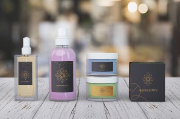Beauty products mockup on blurred background Free Psd
