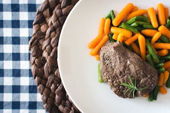 Beef steak with mini carrots and green beans 