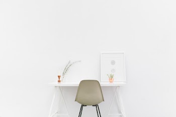 Beige and Black Chair in Front of White Desk · Free Stock Photo