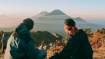 Bercengkrama di bawah cakrawala