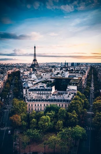 bird's-eye view photography of Eiffel Tower under cloudy sky