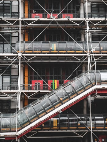 Birthday weekend in Paris. This fifth set is a more random selection. Abstract architecture is an amazing thing, places like the base of the Eiffel Tower and the Pompidou centre are a brilliant reminder of modern building (even though the Eiffel tower is old, it's a feat of engineering!)