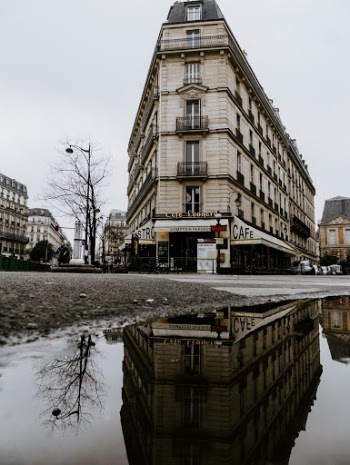 Birthday weekend in Paris. This first set of photos are of leading lines I came across whilst walking the Parisian streets. Sometimes so calm, sometimes so chaotic.