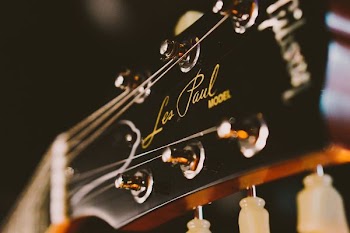 black and brown Gibson Les Paul guitar head stock