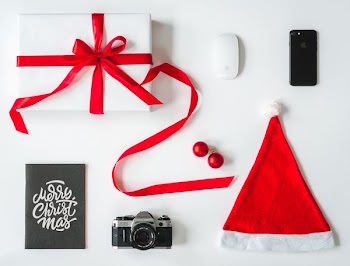 black and gray DSLR camera