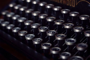 black and gray Underwood typewriter closeup photography
