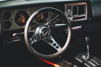 black and gray vehicle steering wheel