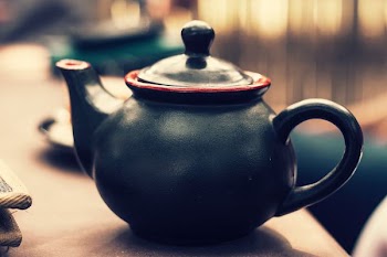 black and red ceramic kettle