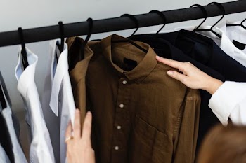 black and white button-up long-sleeved shirt