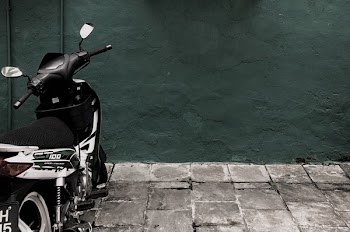 Black and White Ct 100 Motorcycle Parked Near Concrete Wall
