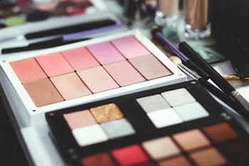 Black and White Makeup Pallets