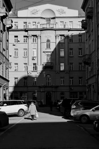 Black and White Photo of Cars Parked Under Old Residential Building · Free Stock Photo