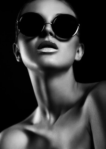 Black and white portrait of a girl with sunglasses Free Photo