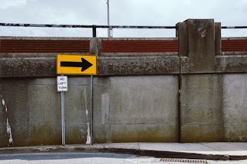 black and yellow arrow road signage