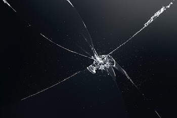 Black background with broken glass texture | Free stock photo | High Resolution image