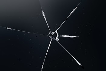 Black background with broken glass texture | Free stock photo | High Resolution image