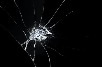Black background with broken glass texture | Free stock photo | High Resolution image