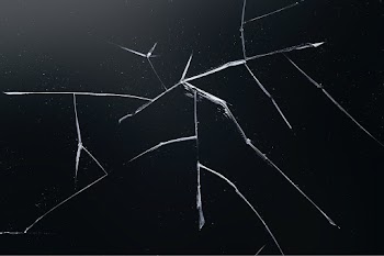 Black background with cracked glass texture | Free stock photo | High Resolution image