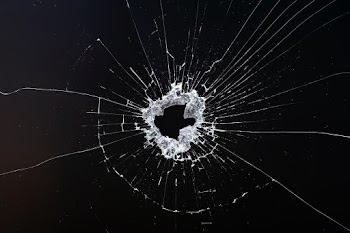 Black background with shattered glass texture | Free stock photo | High Resolution image