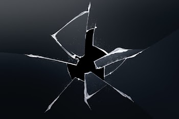 Black background with shattered glass texture | Free stock photo | High Resolution image