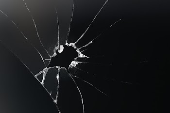 Black background with shattered glass texture | Free stock photo | High Resolution image