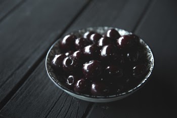 Black cherries in a bowl 