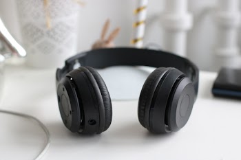 Black Cordless Headphones