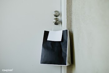 Black paper bag on a door knob during the coronavirus outbreak  | Free  photo - 2328067